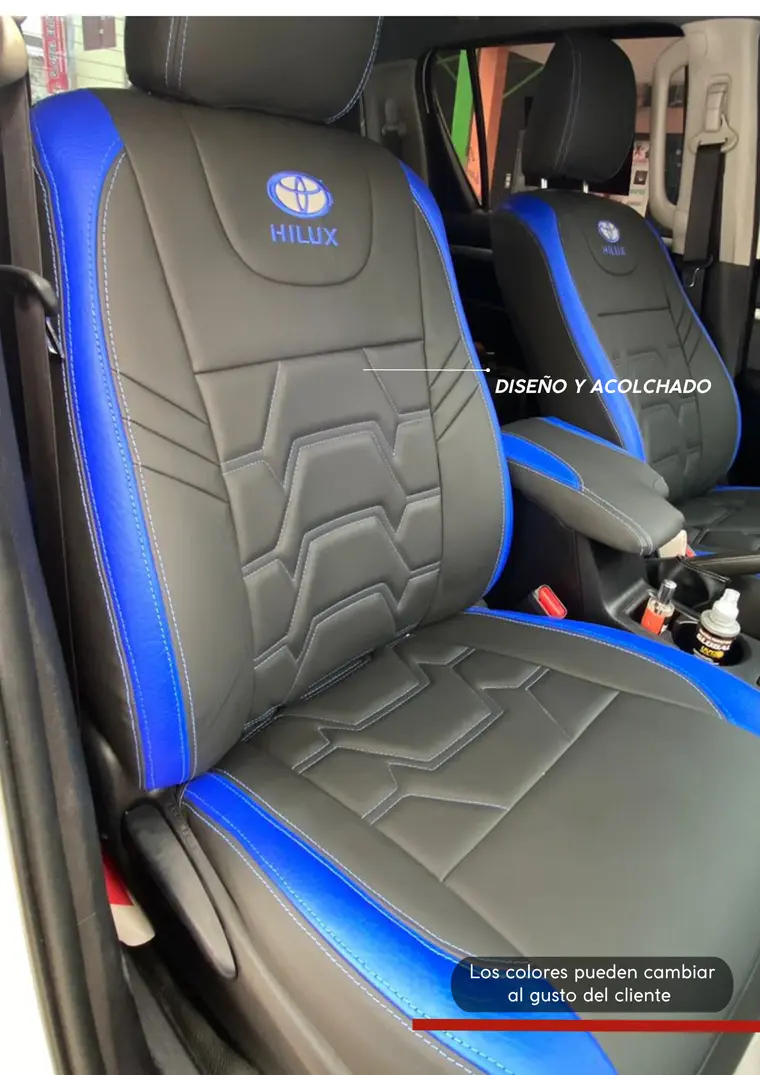 Forros negro con azul electrico y bordado Hilux en una Toyota Hilux