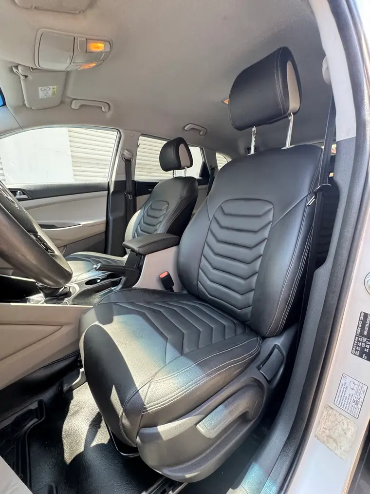 Forros de cuero negro con acolchado de chevrones y costura blanca en una Hyundai Tucson